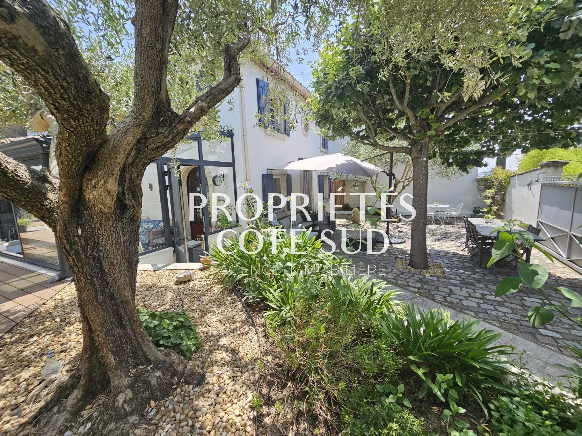 Maison à vendre à Pujaut, 246 m², 7 pièces – photo 1 sur 17